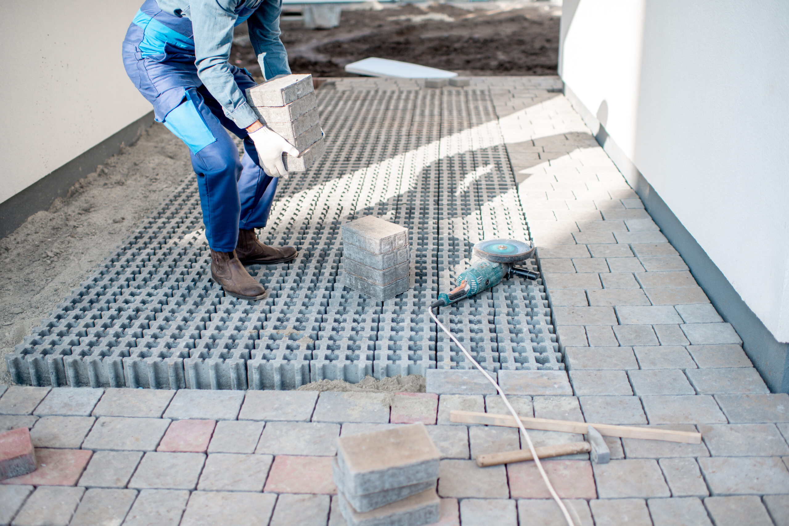 Rodina vychádza z domu – bezpečný domov